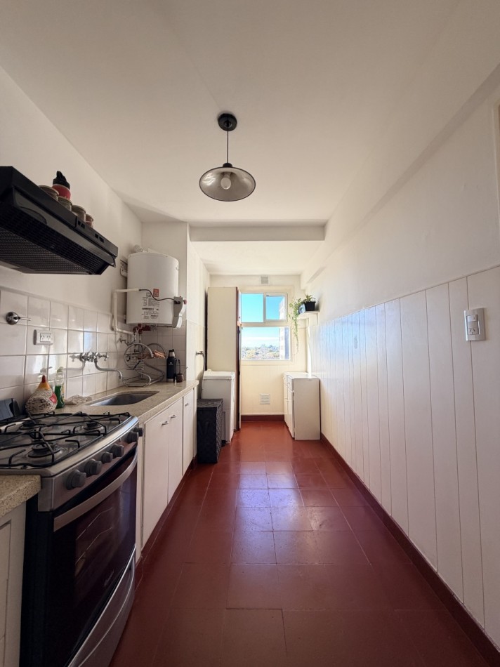 Departamento tres ambientes con espacio de cochera 