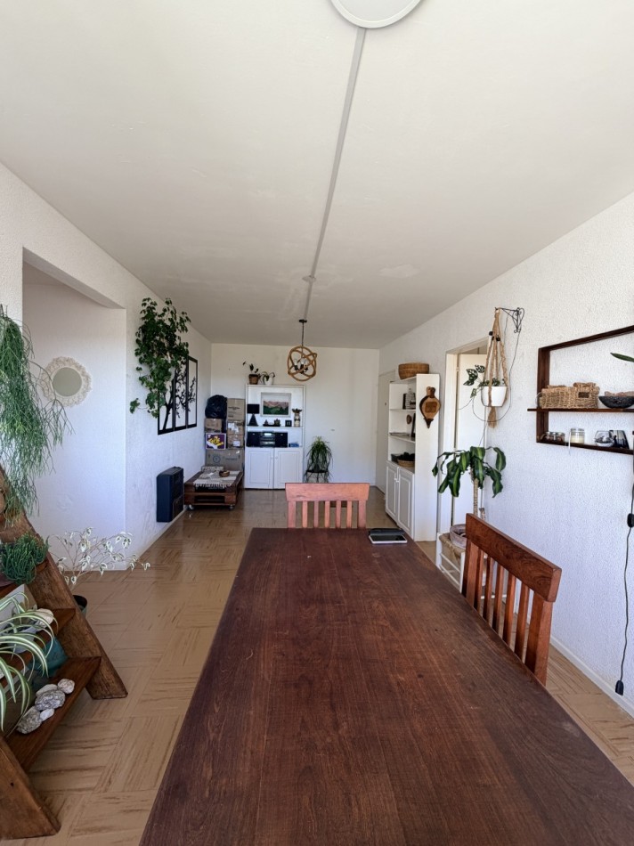 Departamento tres ambientes con espacio de cochera 