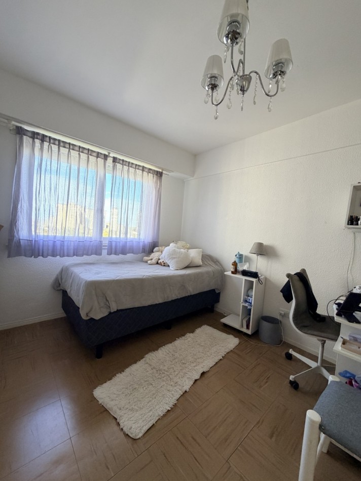 Departamento tres ambientes con espacio de cochera 
