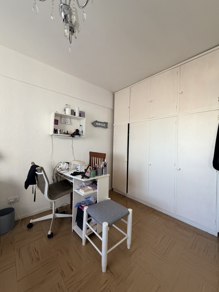 Departamento tres ambientes con espacio de cochera 