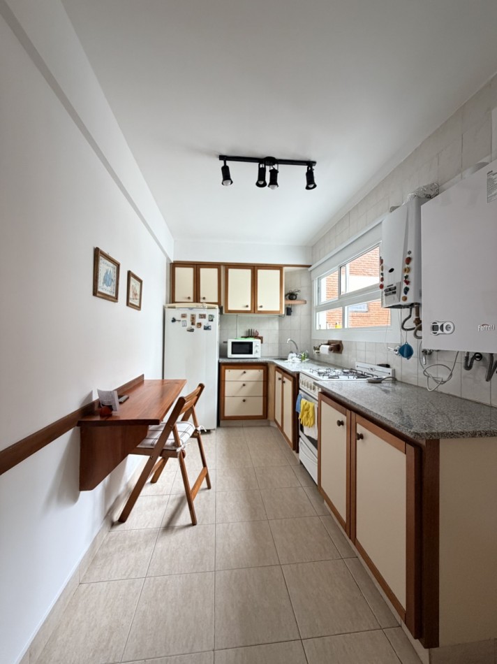 Departamento tres ambientes con cochera y edificio con quincho 