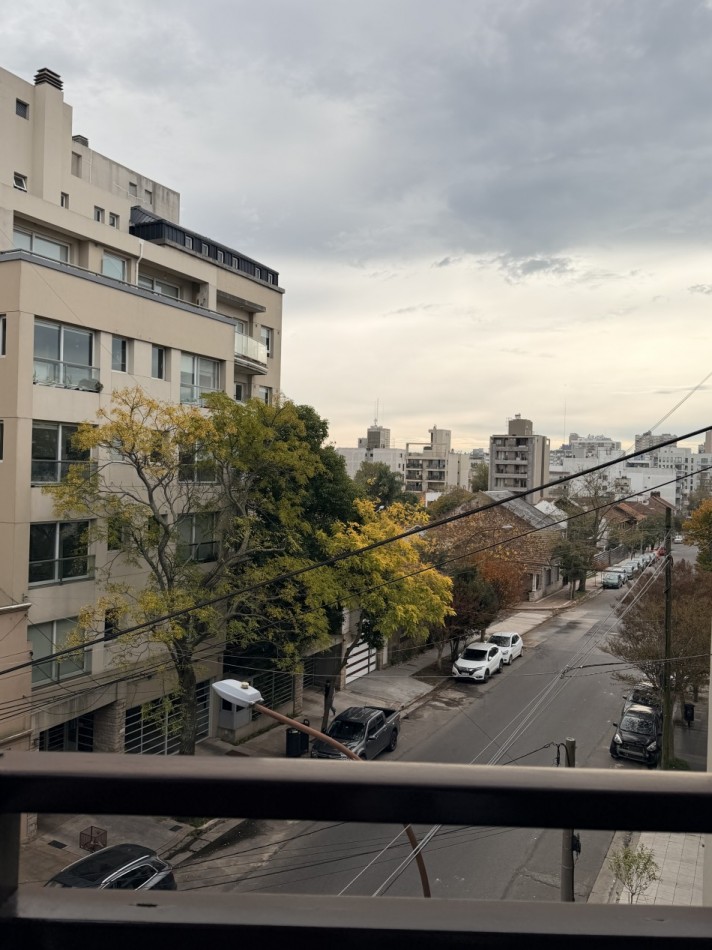 Departamento tres ambientes con cochera y edificio con quincho 