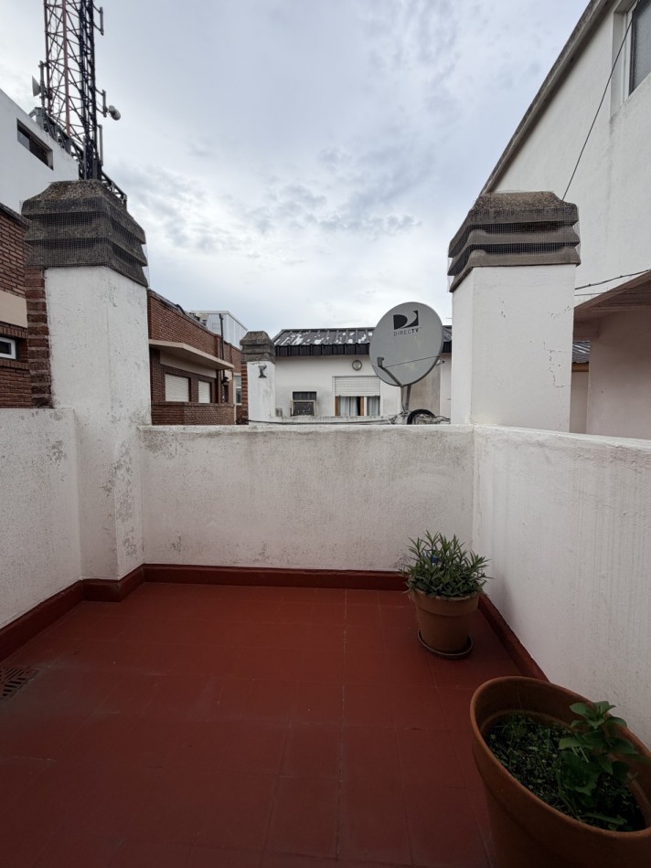 Departamento tres ambientes con cochera y edificio con quincho 
