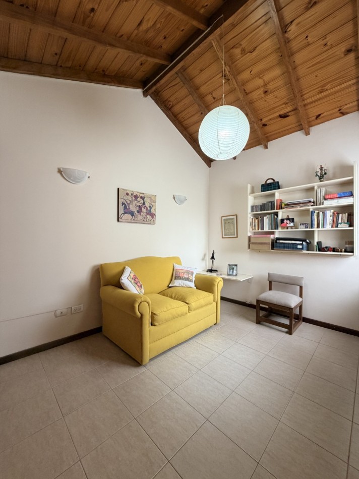 Departamento tres ambientes con cochera y edificio con quincho 