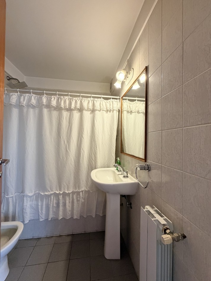 Departamento tres ambientes con cochera y edificio con quincho 