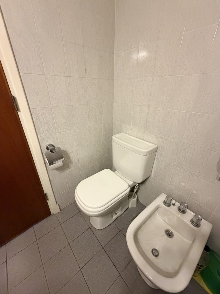 Departamento tres ambientes con cochera y edificio con quincho 