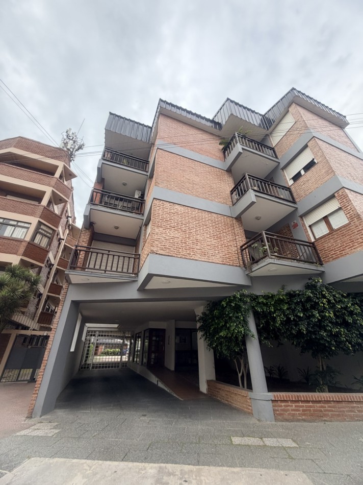 Departamento tres ambientes con cochera y edificio con quincho 