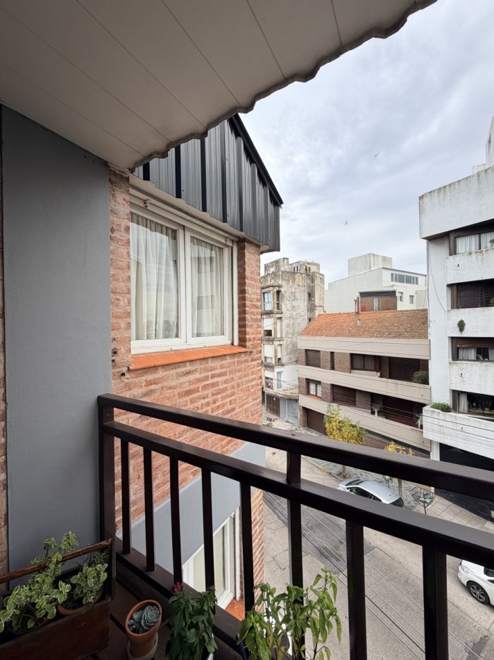 Departamento tres ambientes con cochera y edificio con quincho 