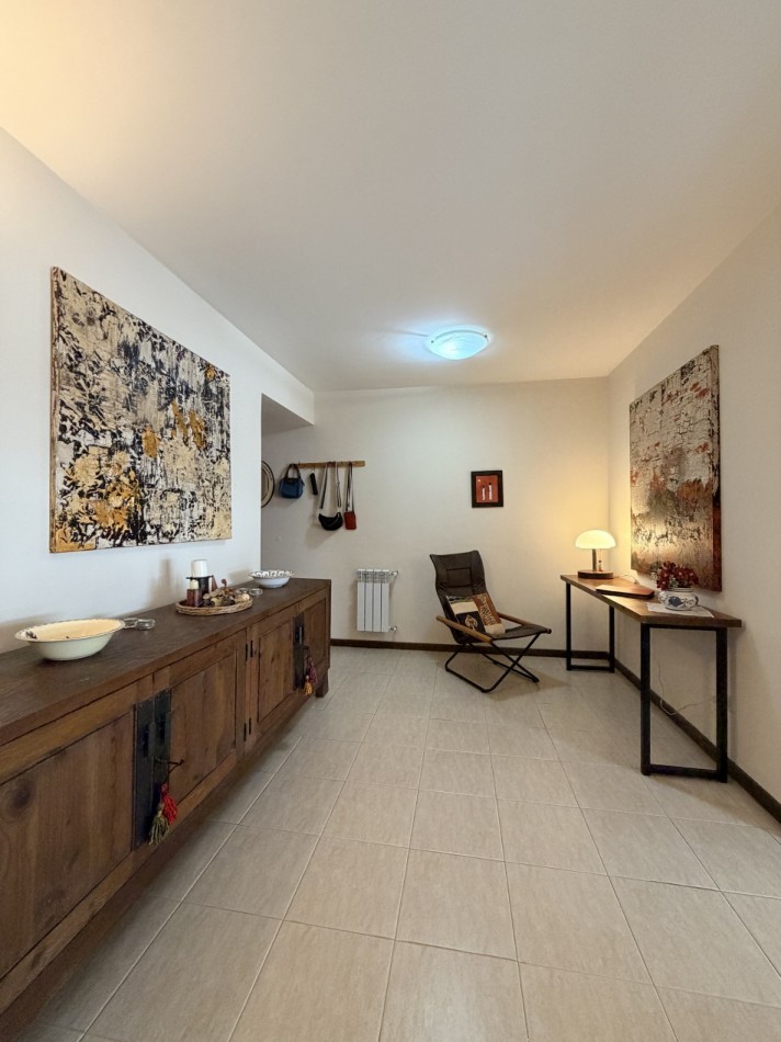 Departamento tres ambientes con cochera y edificio con quincho 
