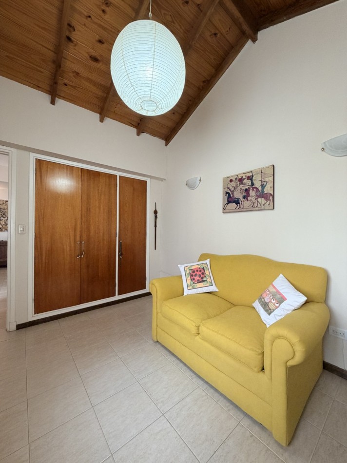Departamento tres ambientes con cochera y edificio con quincho 