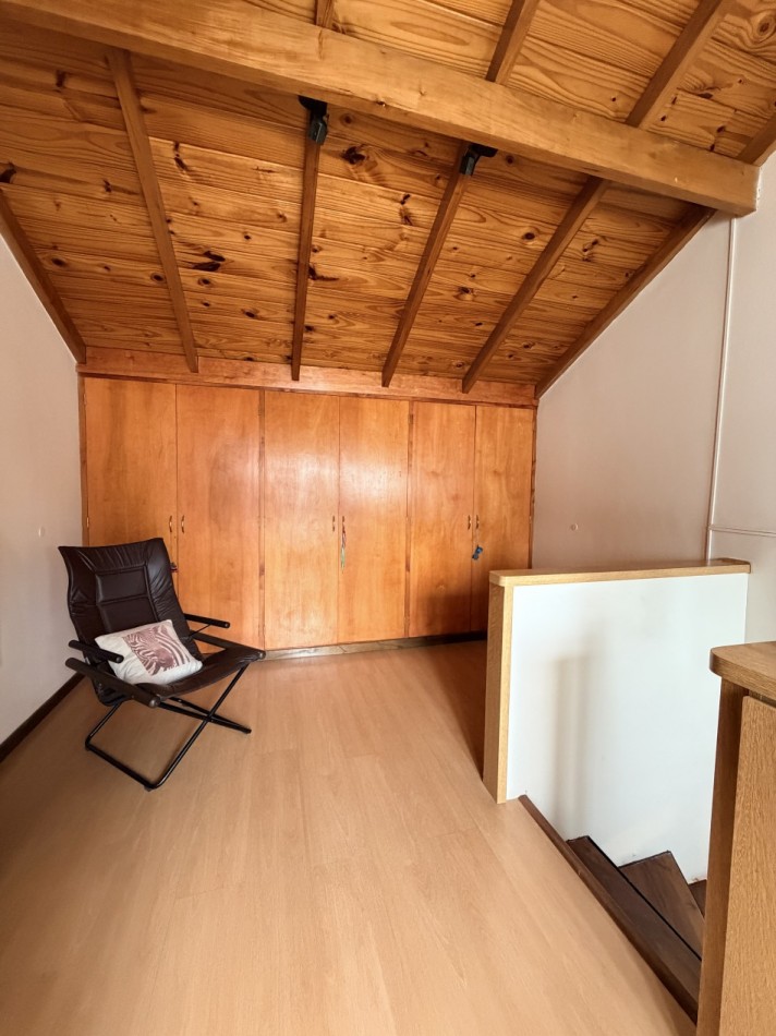 Departamento tres ambientes con cochera y edificio con quincho 