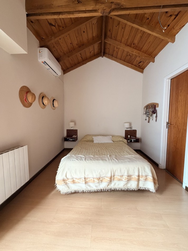 Departamento tres ambientes con cochera y edificio con quincho 
