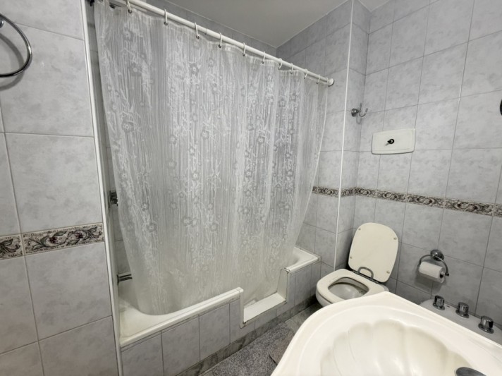 Departamento tres ambientes con Dep. y cochera Plaza Colon