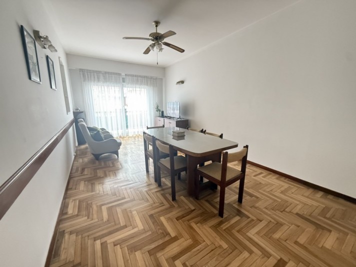 Departamento tres ambientes con Dep. y cochera Plaza Colon