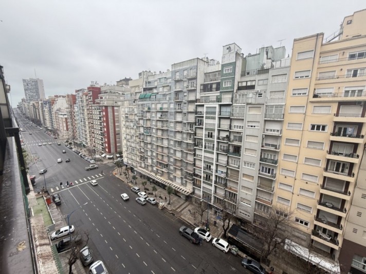 Departamento tres ambientes con Dep. y cochera Plaza Colon