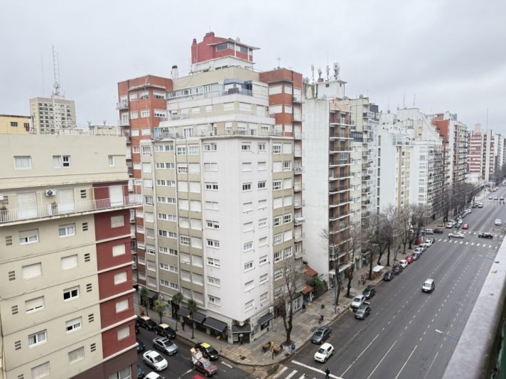 Departamento tres ambientes con Dep. y cochera Plaza Colon