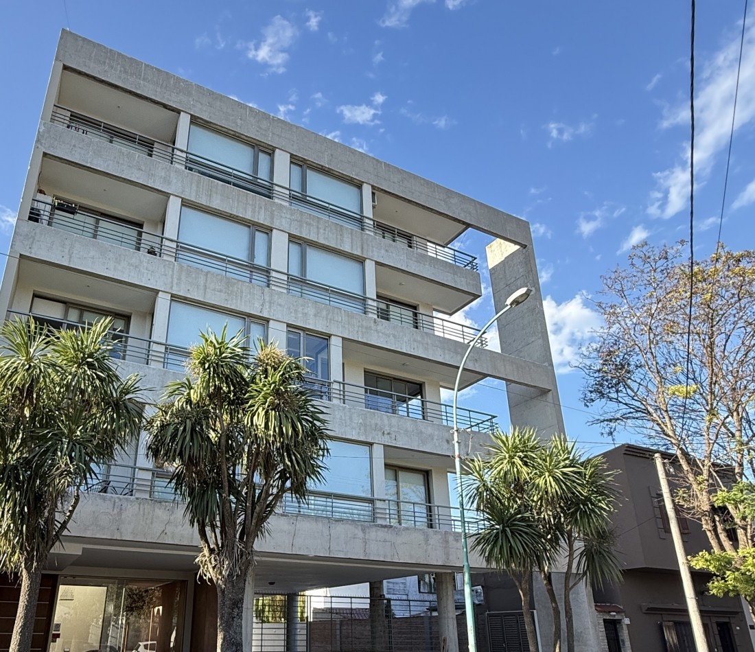 Departamento tres ambientes con cochera 