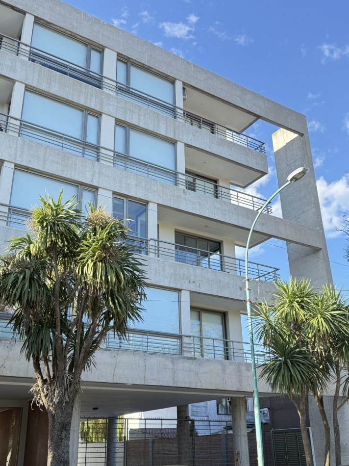 Departamento tres ambientes con cochera 