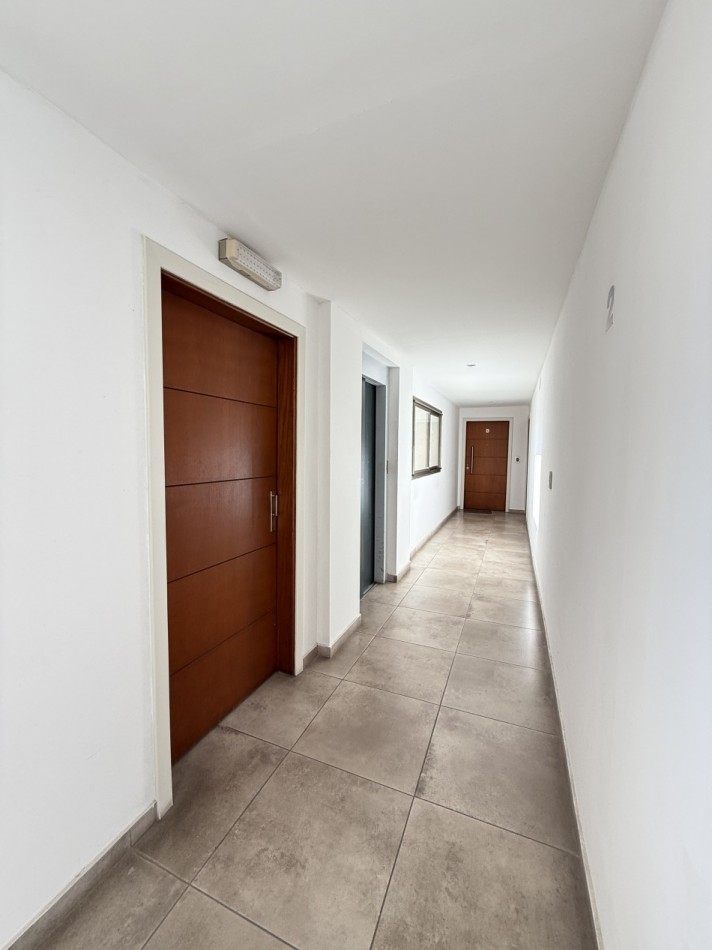 Departamento tres ambientes con cochera 