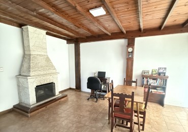 Venta casa con  gran lote  , tres ambientes 