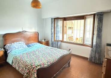 Casa en venta tres ambiente con departamento y espacio aereo para construccion 