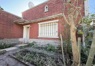 Casa cuatro  ambientes a reciclar 