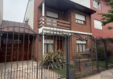 Casa cuatro ambientes con  quincho en impecable estado 