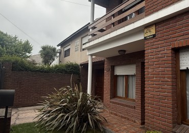 Casa cuatro ambientes con  quincho en impecable estado 