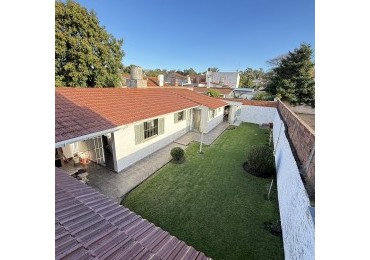 Casa en venta tres ambiente con departamento y espacio aereo para construccion 
