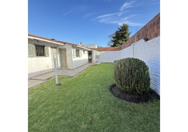 Casa en venta tres ambiente con departamento y espacio aereo para construccion 