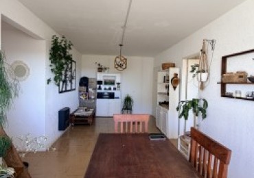 Departamento tres ambientes con espacio de cochera 
